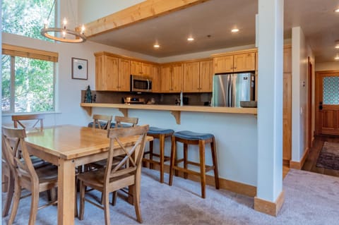Bridgepoint Condo 8 - Updated Corner Unit with Baldy Views & Walk to Downtown House in Ketchum