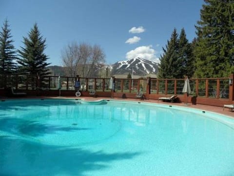 Cottonwood Condo 1473 - Great Views and Sun Valley Resort Pool Access House in Ketchum