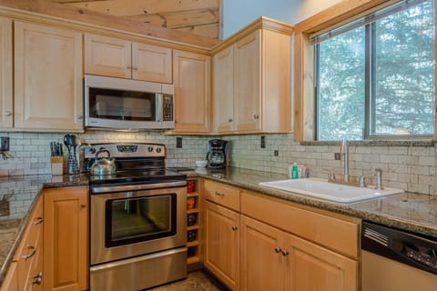 Smokey Plaza Condo 1 - Just Blocks from Bald Mountain & Hot Tub Onsite House in Ketchum