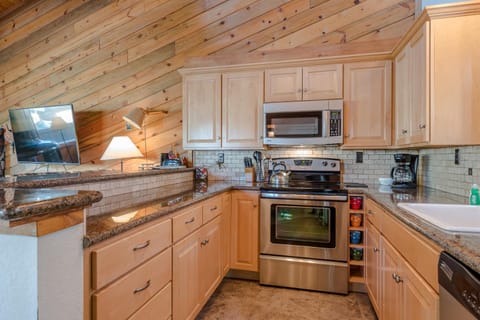 Smokey Plaza Condo 1 - Just Blocks from Bald Mountain & Hot Tub Onsite House in Ketchum
