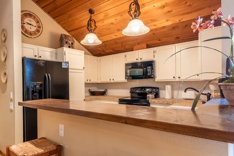 Sunburst Condo 2726 - Tri-Level with Spacious Kitchen and Hot Tub Onsite House in Sun Valley