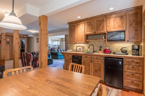 Sage Road Condo 320 - Private Sauna, Walk to Bald Mt Skiing, Bunks for Kids House in Ketchum
