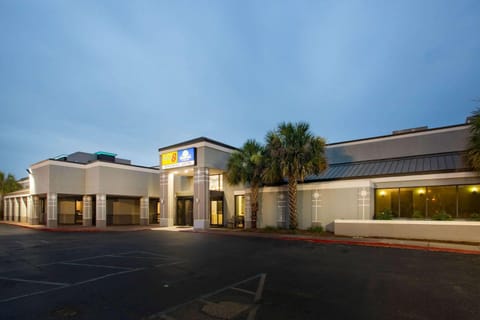 Super 8 by Wyndham Mobile I-65 Hotel in Mobile