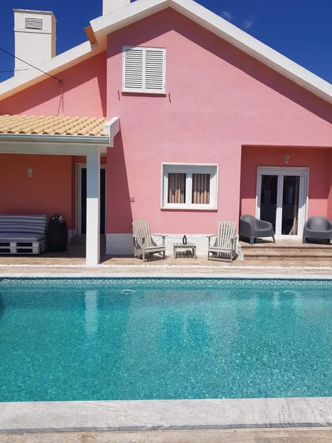 Family Villa Pool & Beach House in Costa da Caparica