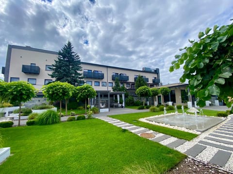 Property building, Day, Natural landscape, Garden, Garden view