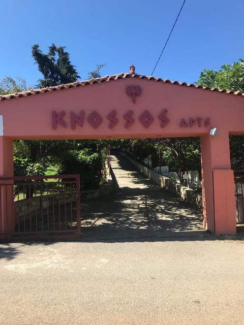 Knossos Apartahotel in Panormos in Rethymno