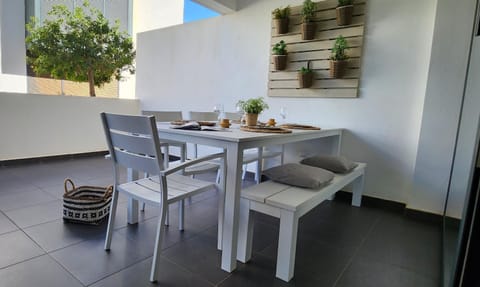 Balcony/Terrace, Living room, Food and drinks, Seating area, Dining area, Food