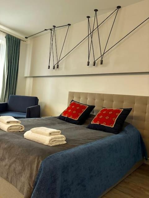 Bed, Seating area, Bedroom