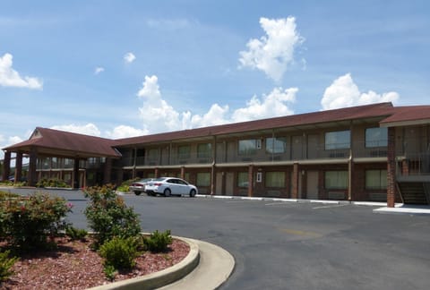 Red Roof Inn & Suites Cleveland, TN Motel in Cleveland
