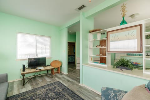 Corpus Christi-Padre Island condo is walking distance to beach by Mustang Island, Sleeps Four, 2024 Traveler Award Apartment hotel in North Padre Island