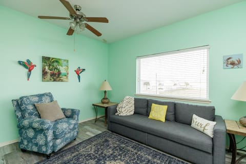 Corpus Christi-Padre Island condo is walking distance to beach by Mustang Island, Sleeps Four, 2024 Traveler Award Appartement-Hotel in North Padre Island