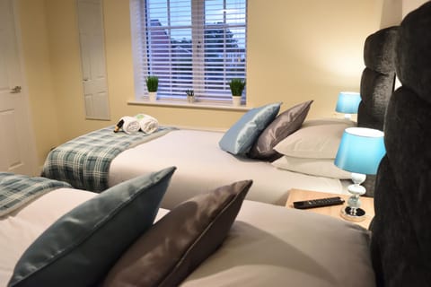 StayNEC Coach House Birmingham - For Company, Contractor & Leisure Stays - NEC, HS2, JLR, Airport Condo in Metropolitan Borough of Solihull