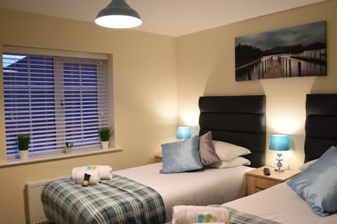 Bed, TV and multimedia, Photo of the whole room, Decorative detail, Quiet street view