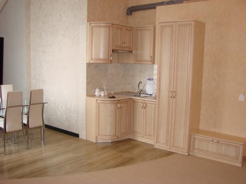 Coffee/tea facilities, Kitchen or kitchenette, Dining area