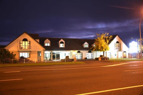 Facade/entrance, Night, Street view