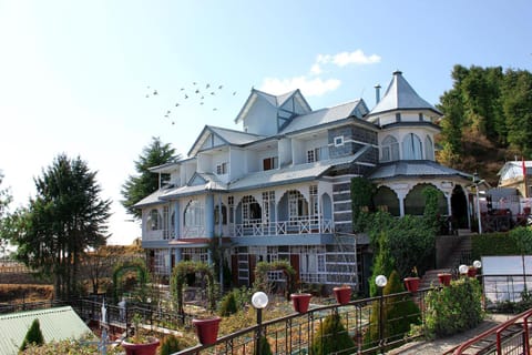 Snow King Retreat- Himalayan view , Revolving Restaurant , Pinewood Cottages , Huts , Villas , Rooms , Hydro Pool , Karaoke Music , DJ Night Hôtel in Himachal Pradesh