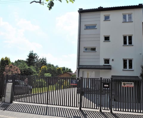 Facade/entrance, Neighbourhood