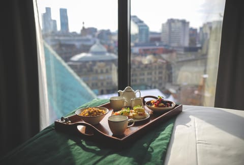 Bed, Food and drinks, Food, City view, Breakfast, Sunrise