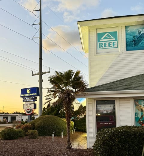 Ocean Sands Beach Boutique Inn - Stay by the Beach - Indoor Hotel - Saltwater-Mineral Pool Open until 4 AM - Free Parking - Walk to famous beach - Ultra Sparkling Certified Hotel - Free Guest Laundry Auberge in Kill Devil Hills