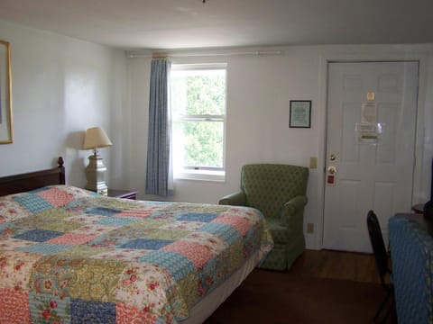 Golden Knight Inn and Suites Hotel in Seneca Lake
