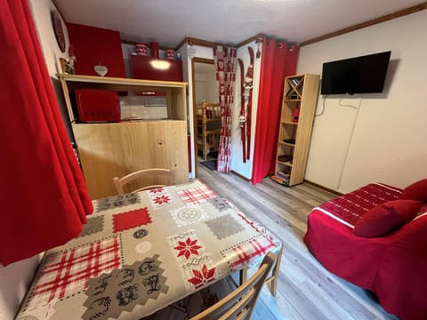 Studio cosy avec balcon, proche télécabine, 4 pers, cuisine équipée, TV et Multispass inclus - FR-1-198-128 Apartment in Châtel