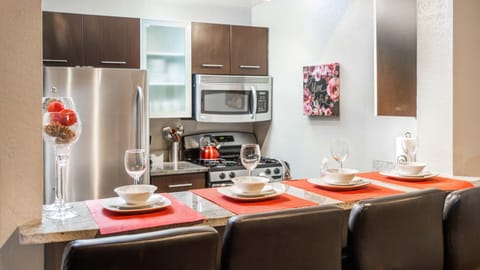 Kitchen or kitchenette, Dining area