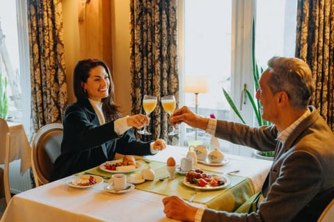 Restaurant/places to eat, Food and drinks, Food, Guests, Drinks