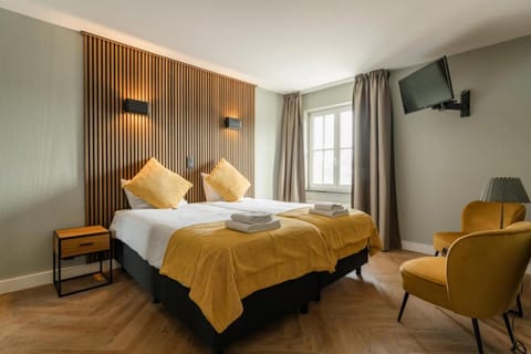 Property building, TV and multimedia, Photo of the whole room, Seating area, Bedroom, towels