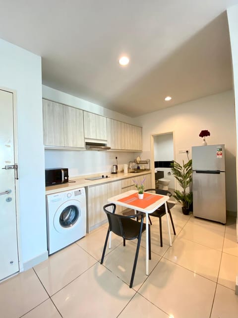 Kitchen or kitchenette, Dining area, washing machine