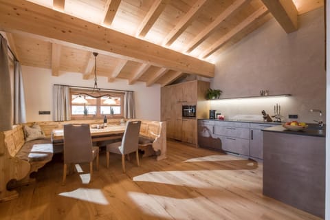 Kitchen or kitchenette, Dining area, stove