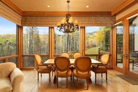 Ski In, Ski Out Luxury 4 Bedroom Townhome At Two Creeks With Private Hot Tub Casa in Snowmass Village