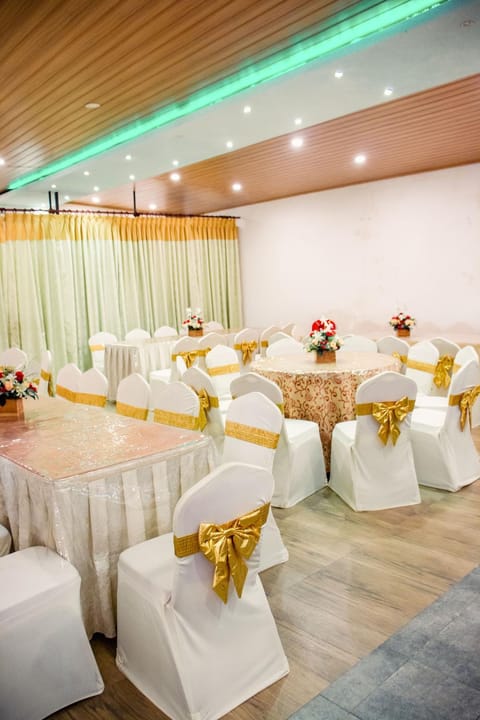 Restaurant/places to eat, Living room, Banquet/Function facilities, Seating area, wedding