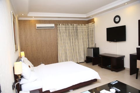 Bed, TV and multimedia, Photo of the whole room, Bedroom