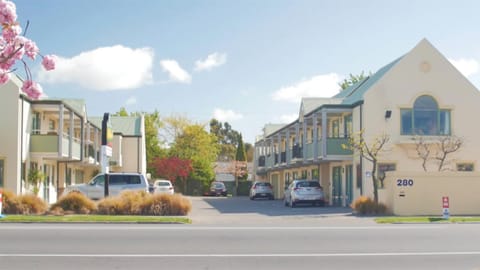 Property building, Garden, Street view, Location, Parking