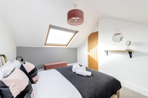 Modern & Spacious 2 Bedroom Maisonette Apartment in Bath