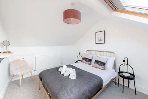 Modern & Spacious 2 Bedroom Maisonette Condo in Bath