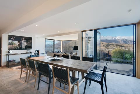 Natural landscape, Kitchen or kitchenette, Living room, Seating area, Dining area, Mountain view