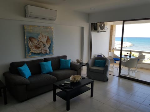 Haig's Dream Flat On The Beach Condominio in Larnaca