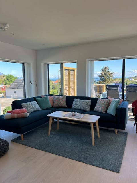 View (from property/room), Balcony/Terrace, Living room, Seating area