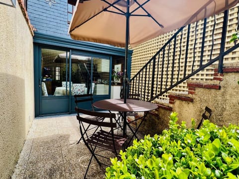 Property building, Patio, Day, Dining area, kitchen