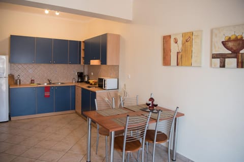 Kitchen or kitchenette, Dining area, Communal kitchen