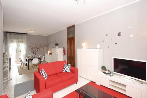 TV and multimedia, Living room, Seating area, Evening entertainment