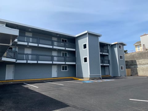 West Beach Suites Hotel in Lincoln City