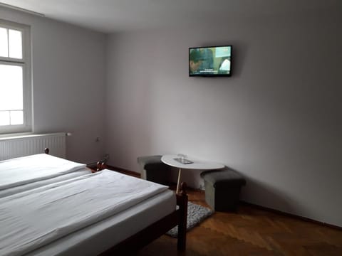 Bed, TV and multimedia, Photo of the whole room