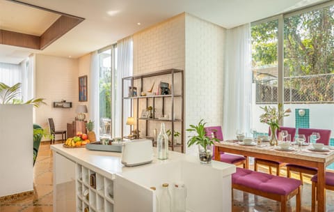 Kitchen or kitchenette, Dining area