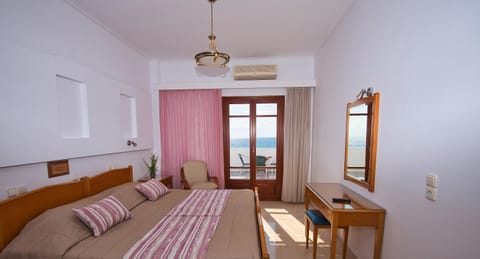 Irini's Rooms Fteoura Hotel in Kamari