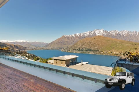 Luxe Home on the Hill Haus in Queenstown