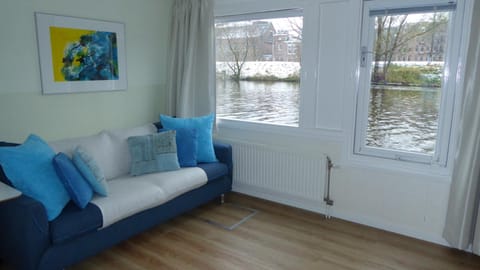 Houseboat In The Center, 5 min walk to Tropical Museum, Free Wifi! Apartamento in Amsterdam