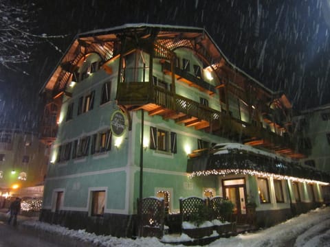 Property building, Facade/entrance, Winter