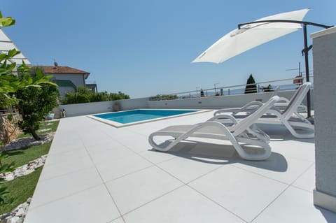 Balcony/Terrace, Pool view, Swimming pool, sunbed